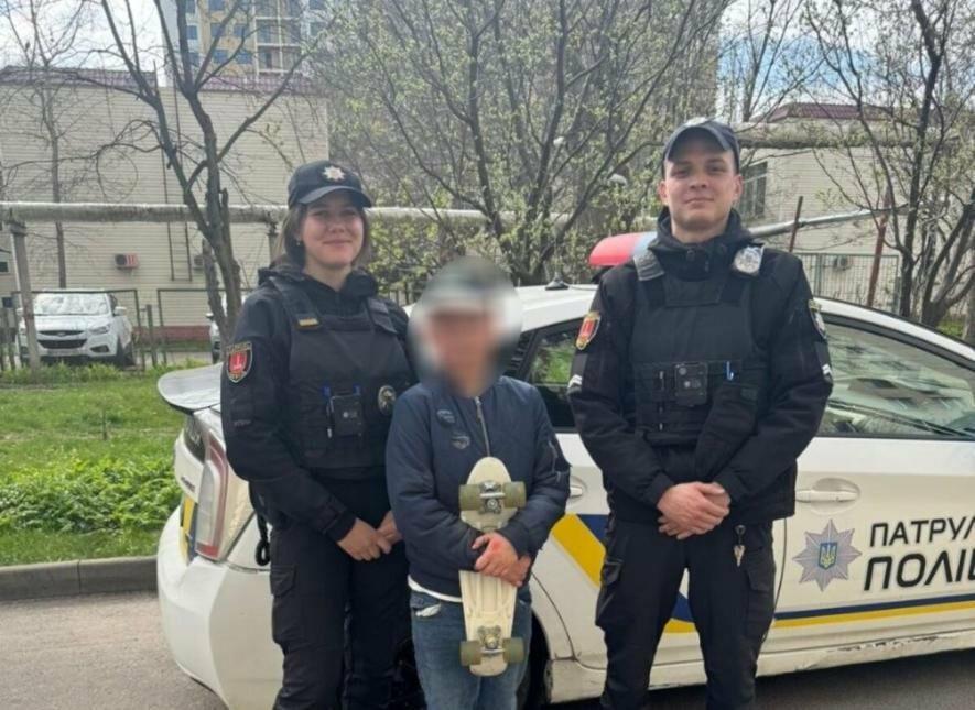 В Одесі поліцейські виявили зниклу на вулиці дитину і повернули її матері