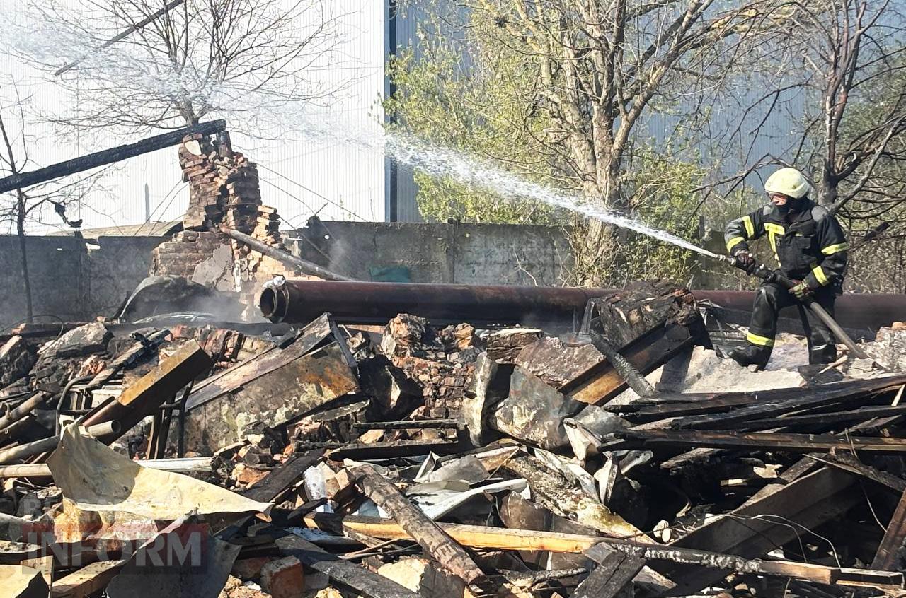 Внаслідок ворожого удару по Ізмаїлу СТО повністю знищено, власника одного з пошкоджених будинків госпіталізували