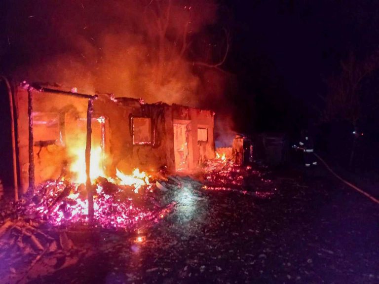 Нічний обстріл у Рені: двоє постраждалих, пошкоджені будинки та автівки