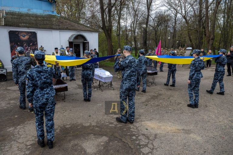 В Одесі відбулося прощання з дворічною дівчинкою, її матір’ю та сусідкою‑прикордонницею, загиблими під час атаки на місто