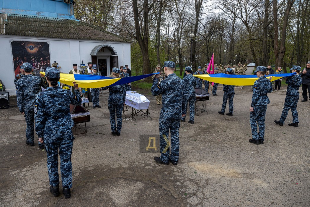 В Одесі відбулося прощання з дворічною дівчинкою, її матір’ю та сусідкою‑прикордонницею, загиблими під час атаки на місто