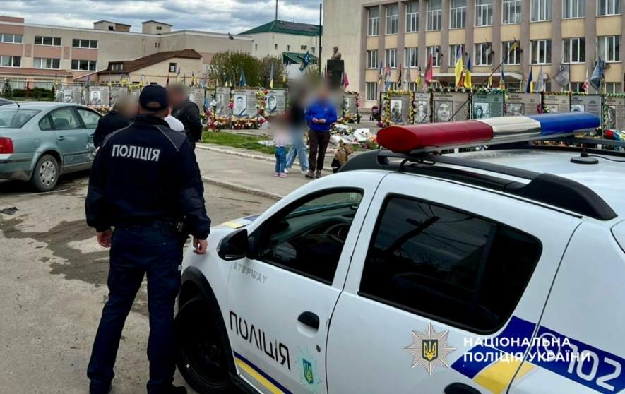 На Одещині водій протаранив Алею Героїв та кілька автомобілів — ФОТО