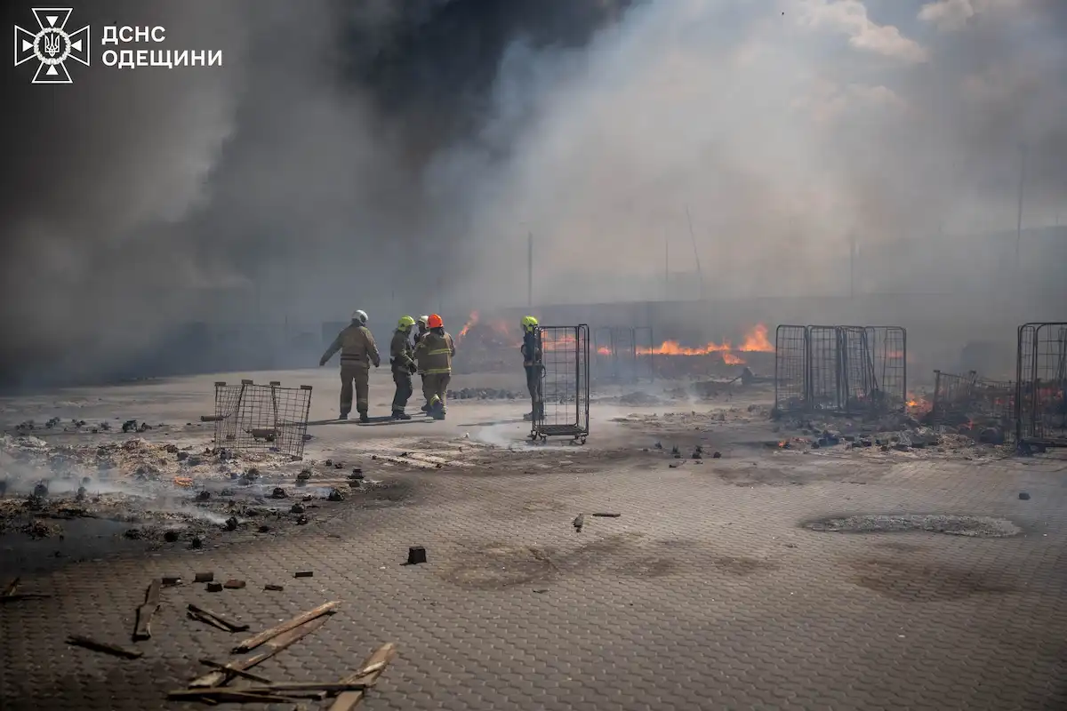 Під Одесою приборкували масштабне полум’я, яке загрожувало житловим будинкам