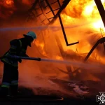 Одеські рятувальники показали, як приборкували масштабну пожежу після нічної атаки — фото й відео