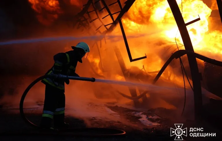 Одеські рятувальники показали, як приборкували масштабну пожежу після нічної атаки — фото й відео