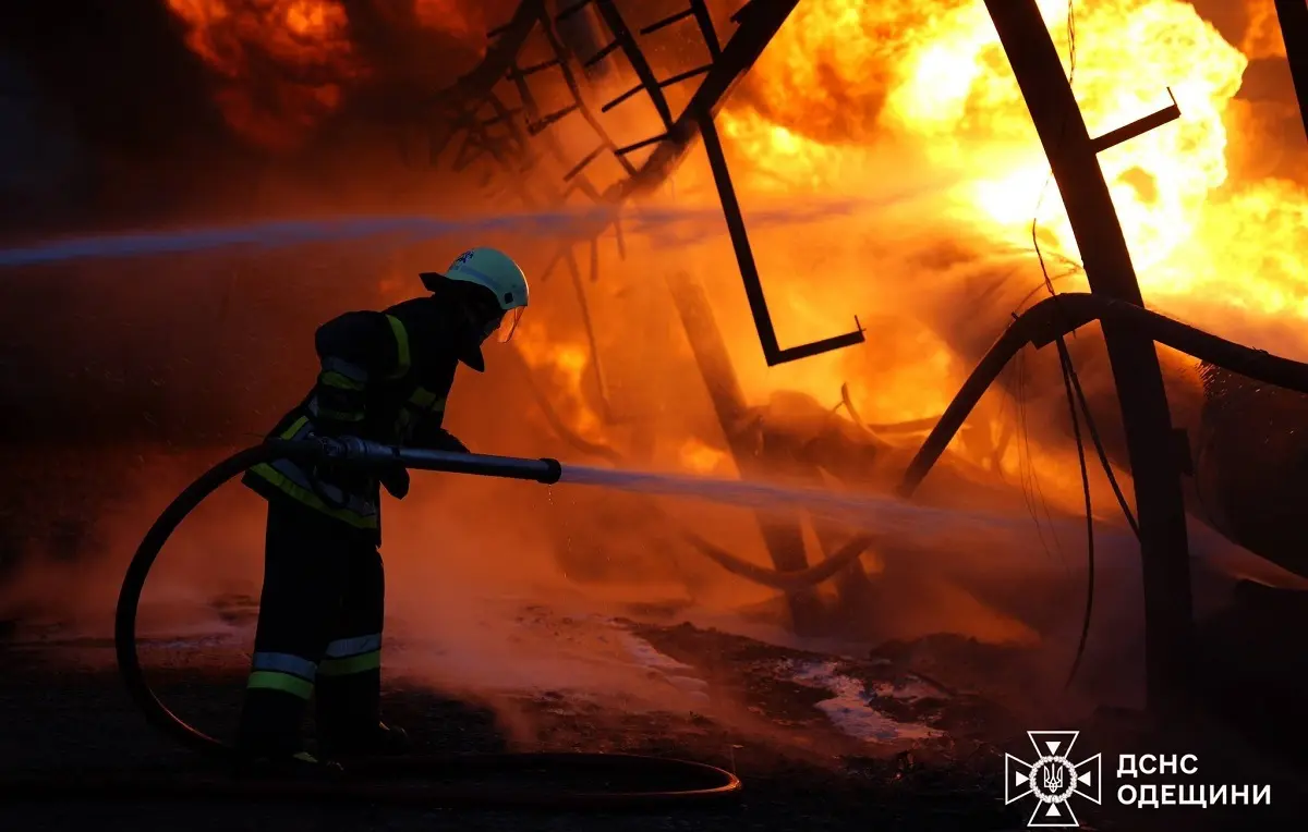 Одеські рятувальники показали, як приборкували масштабну пожежу після нічної атаки — фото й відео
