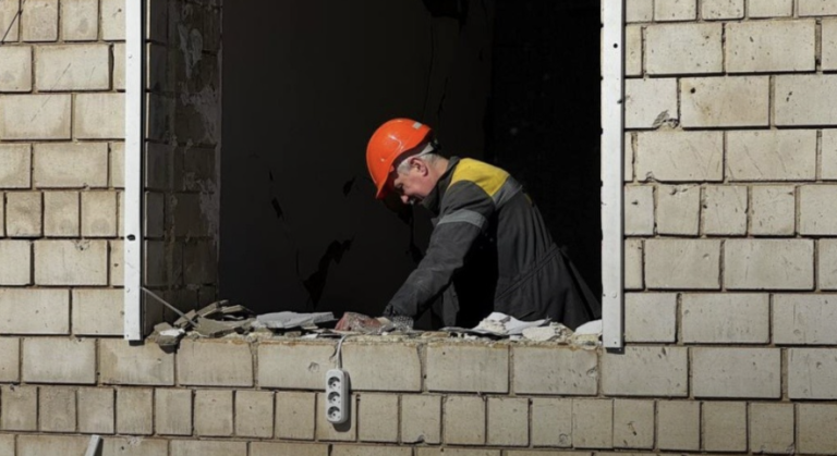 На Одещині через обстріли й буревій тисячі мешканців залишилися без електропостачання