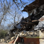 Бульдозери проти спадщини: як за день в Одесі знищили дачу Мандражі — ФОТО