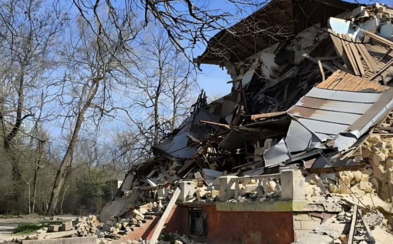 Бульдозери проти спадщини: як за день в Одесі знищили дачу Мандражі — ФОТО