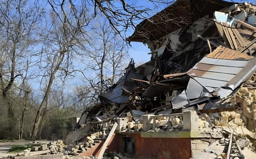 Бульдозери проти спадщини: як за день в Одесі знищили дачу Мандражі — ФОТО