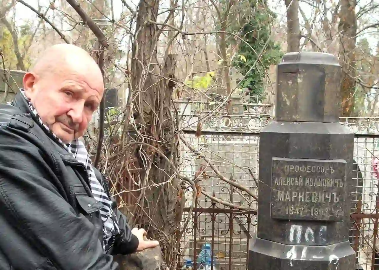 Блукання Другим Християнським: могили відомих одеситів потопають у смітті