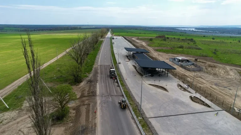 На трасі Одеса–Рені зводять велику стоянку для фур — подробиці проєкту