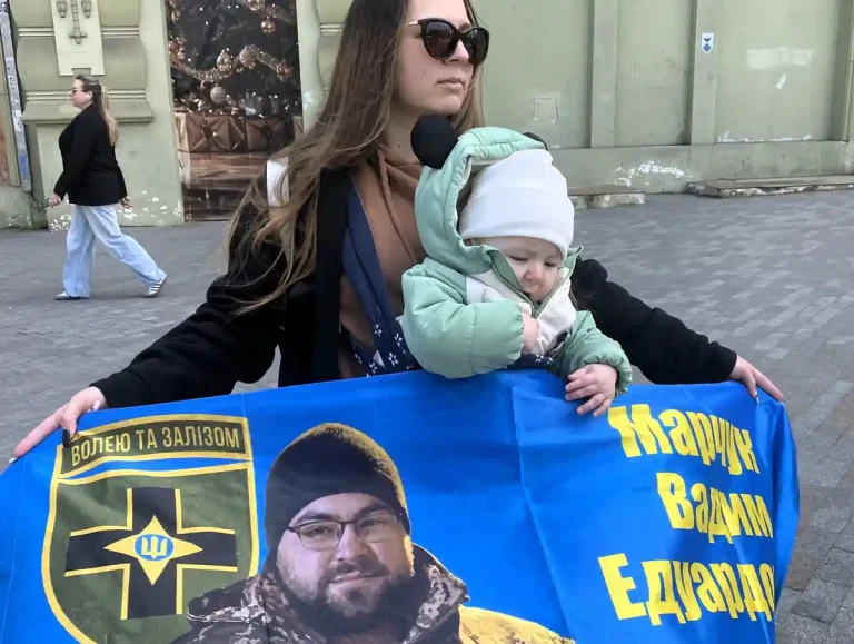 Одеса: виставка про зниклих безвісти та полонених ставить питання — живі вони чи ні