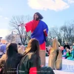 Великоднє дійство на Дерибасівській перетворило одеську вулицю на машину часу