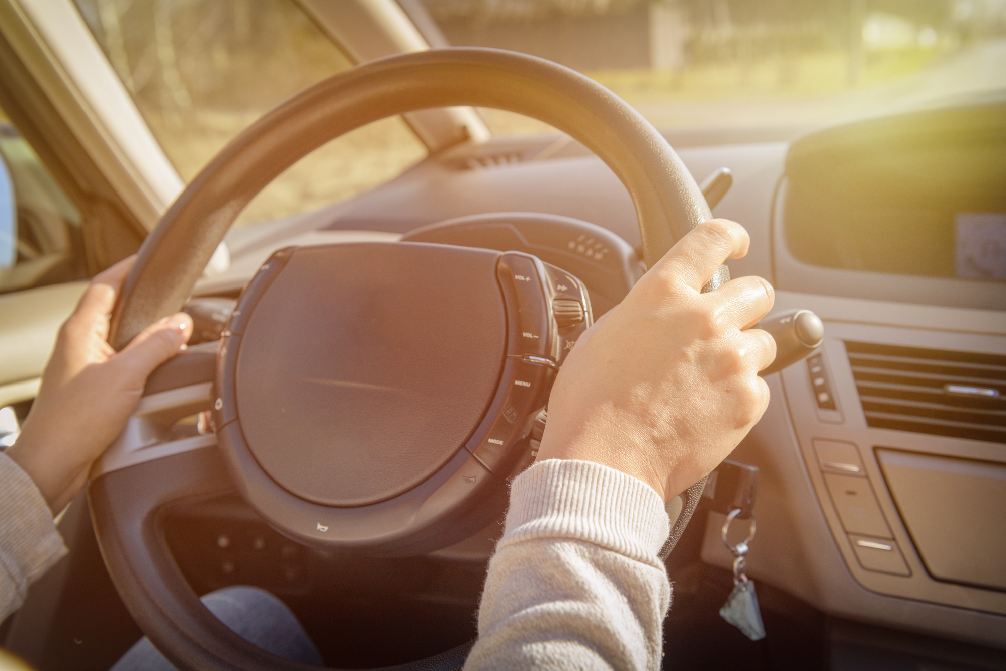 В Україні стартував набір жінок до програми перекваліфікації на посади водійок вантажівок і зварювальниць