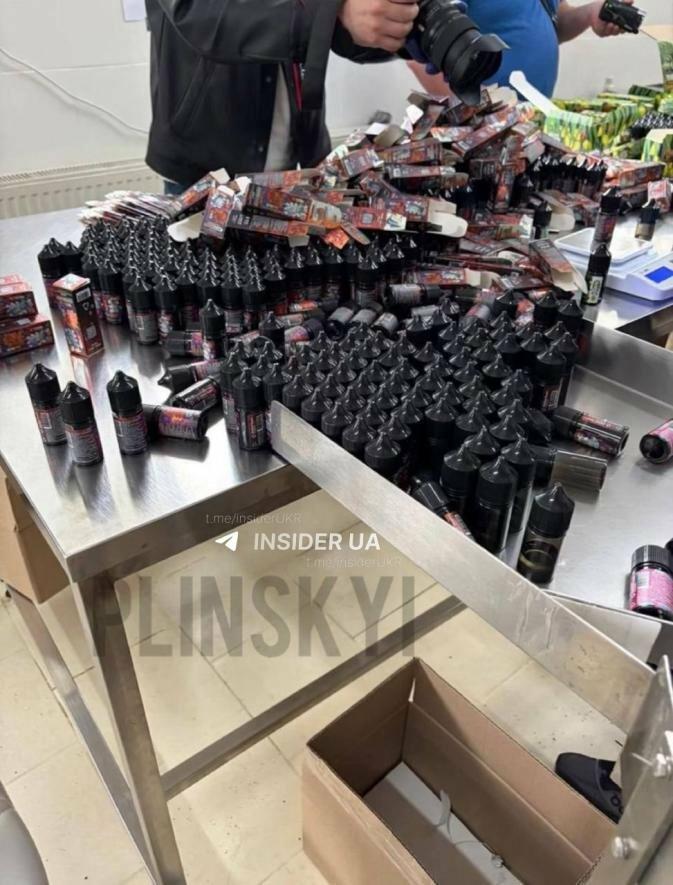 В Одесі тривають обшуки у точках продажу електронних сигарет — повідомляють у соцмережах