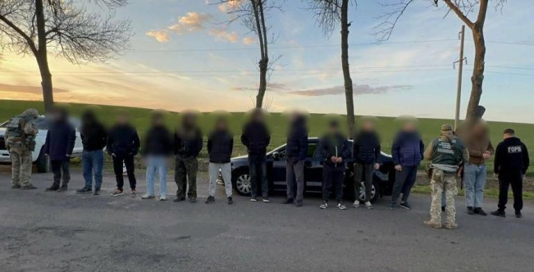 На Одещині біля кордону затримали кортеж із 13 “ухилянтів” — ФОТО