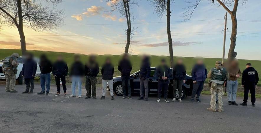На Одещині біля кордону затримали кортеж із 13 “ухилянтів” — ФОТО