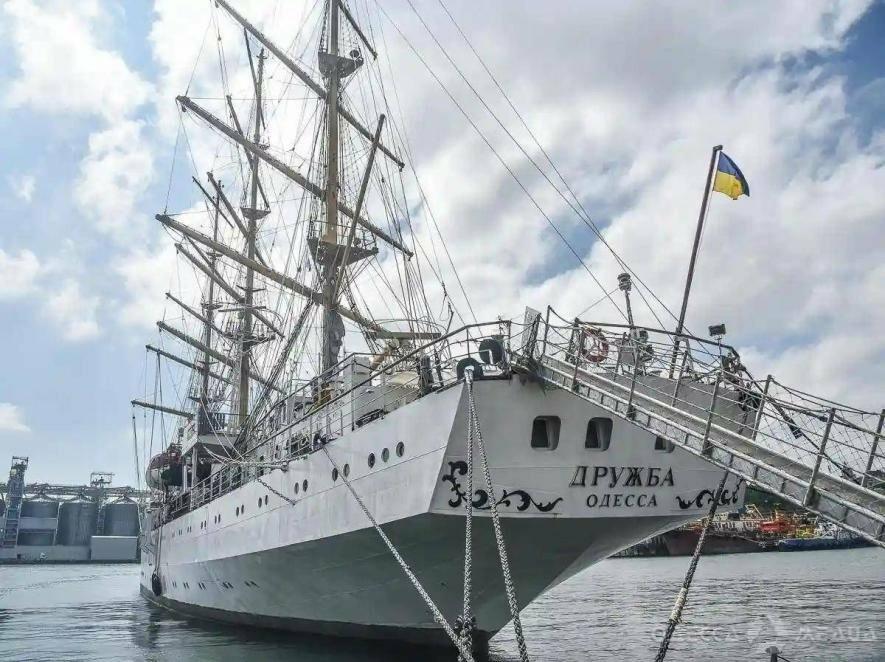 У Одеському морпорту російський катер здійснив напад на вітрильний фрегат «Дружба»