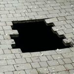 В Одесі на вулиці дитина провалилася під землю — фото з місця події