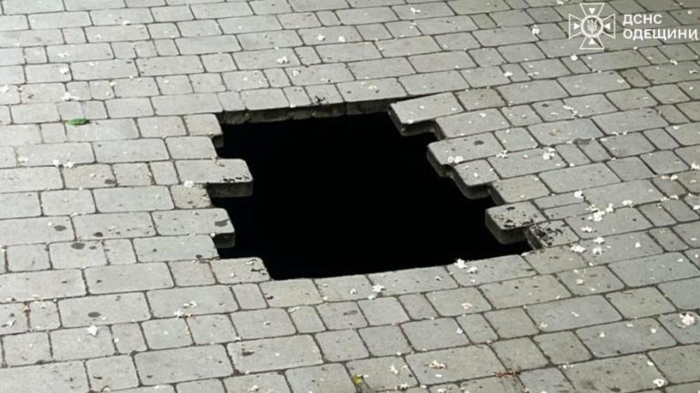 В Одесі на вулиці дитина провалилася під землю — фото з місця події