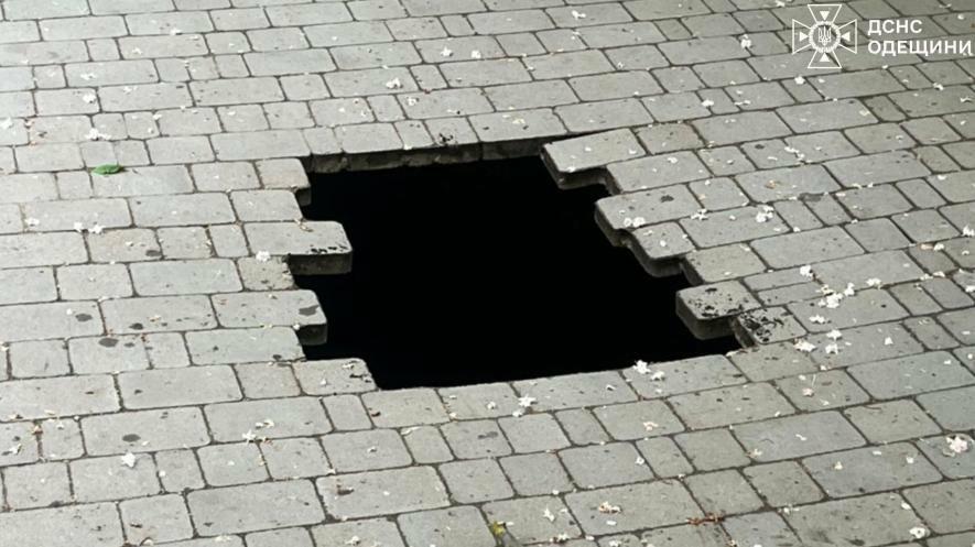 В Одесі на вулиці дитина провалилася під землю — фото з місця події