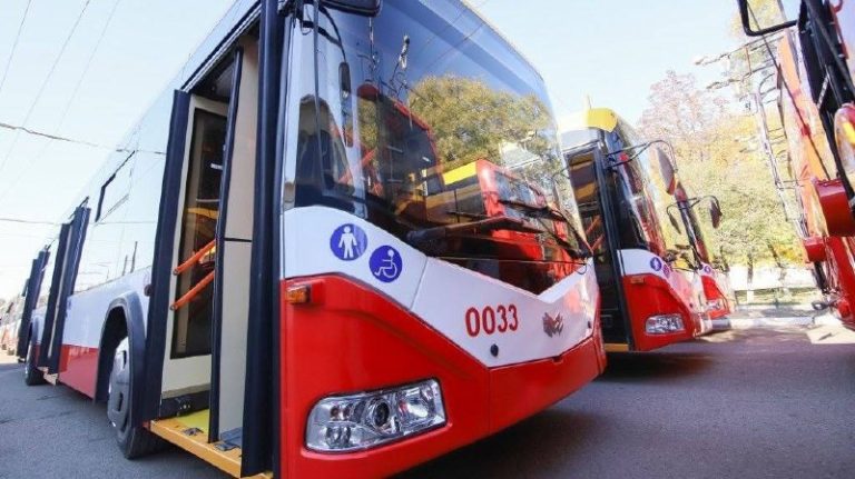 Після обстрілу в Одесі зупинився тролейбус №8 — пасажирам організували замінний автобус