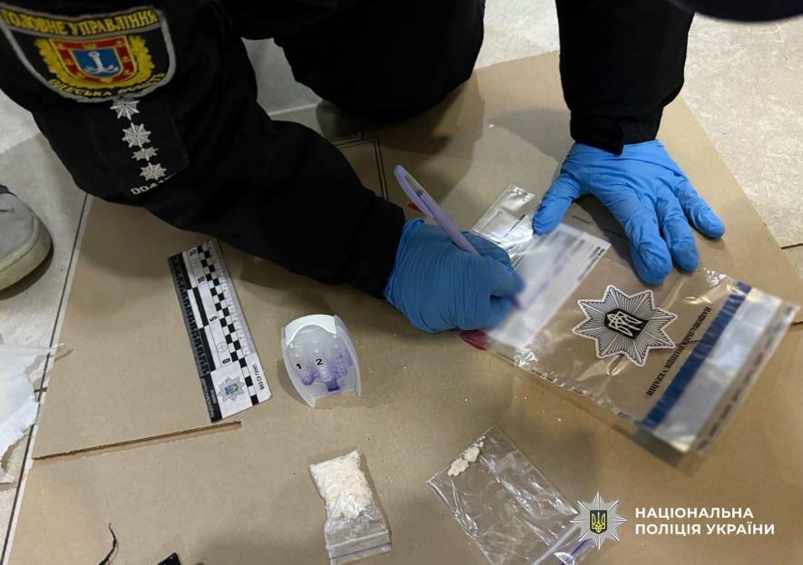 В Одещині молода жінка надсилала поштою амфетамін, захований у посилках із косметикою