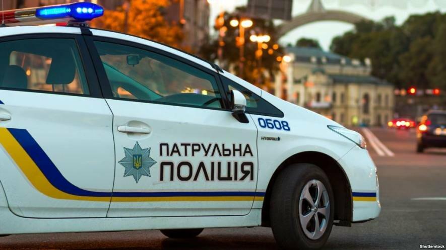 У Одесі патрульні врятували чоловіка, який ледь не помер у автомобілі