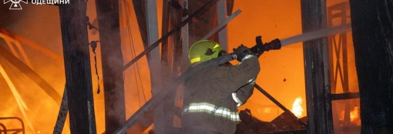 Нічна пожежа в Одесі: полум’я охопило ресторан площею 200 кв. м