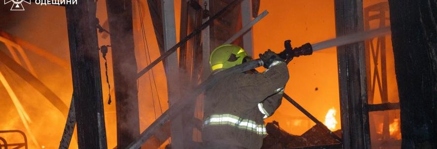 Нічна пожежа в Одесі: полум’я охопило ресторан площею 200 кв. м
