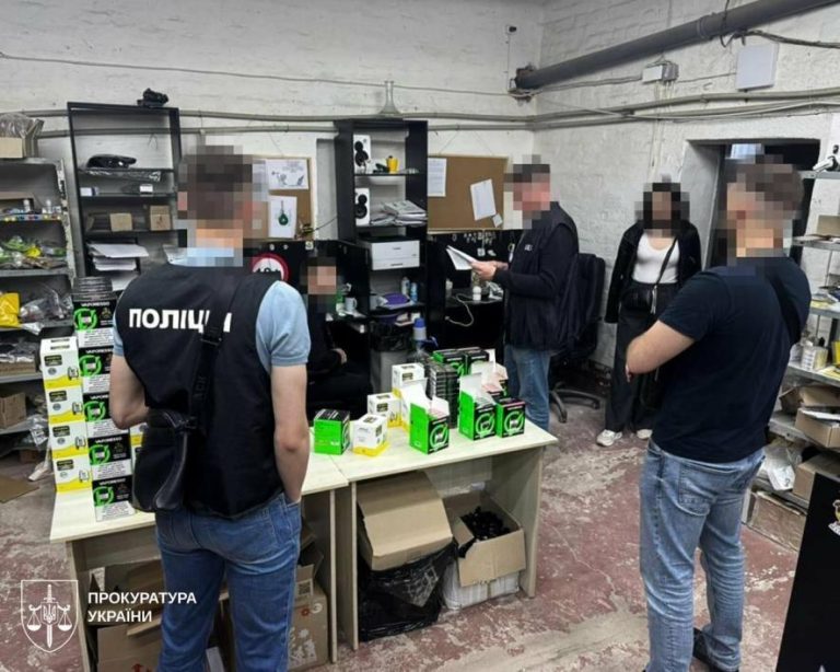 В Одесі правоохоронці обшукали 11 нелегальних точок продажу електронних сигарет