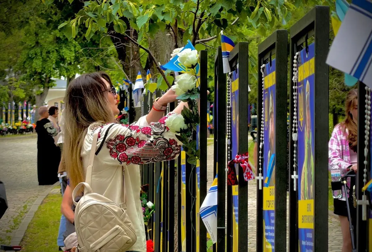 В Одесі на Алеї Героїв встановили «Вишиту стрічку пам’яті» (фото)