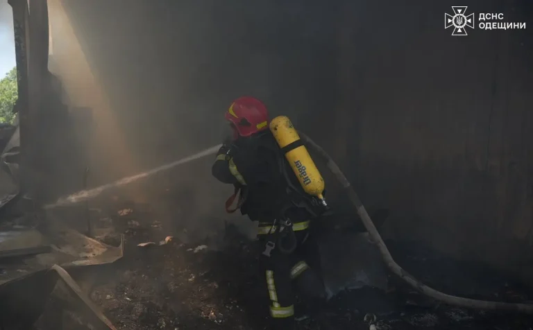 Рятувальники оприлюднили наслідки удару «шахеда» по Одесі — число постраждалих зросло до восьми (фото)