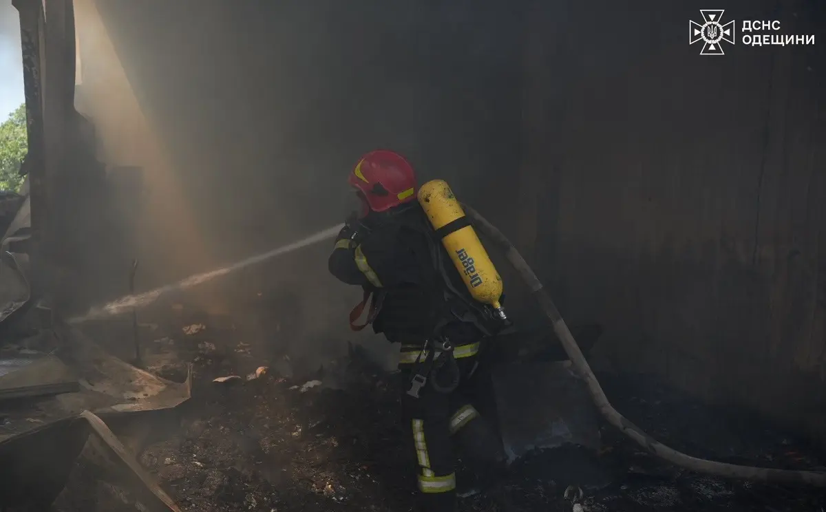 Рятувальники оприлюднили наслідки удару «шахеда» по Одесі — число постраждалих зросло до восьми (фото)