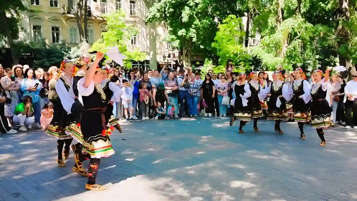 У центрі Одеси розквітла болгарська культура: маски, танці та містичні обряди на масштабному етнофестивалі