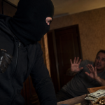 На Одещині суд засудив рецидивіста за напад із ножем і пограбування чоловіка