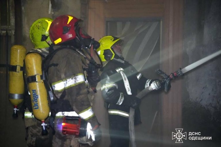 У центрі Одеси вогонь охопив квартири на двох поверхах