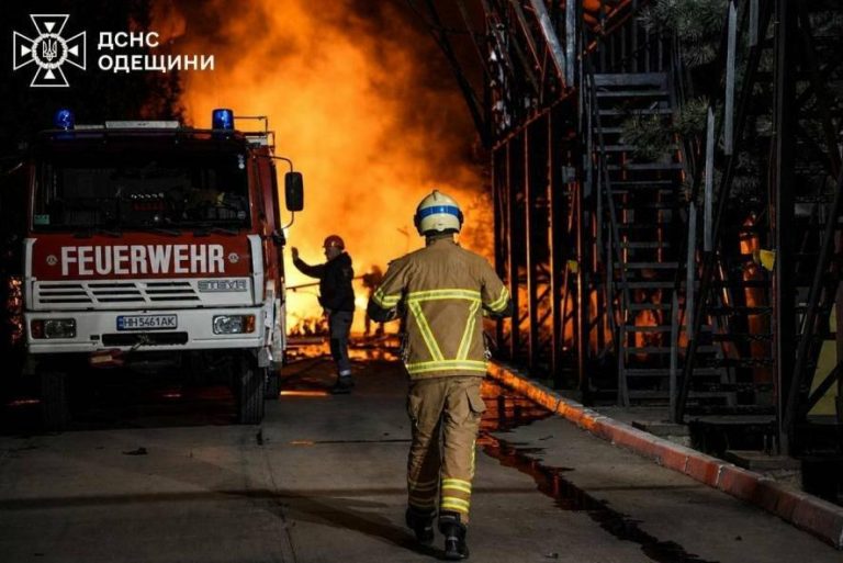 Гуляєв про нічний обстріл Чорноморська в Одеській області: зруйновані будинки, відсутнє світло та мобільні пункти допомоги — ФОТО