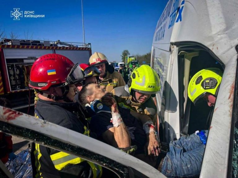 Жахлива ДТП на трасі Одеса—Київ: рятувальники витягли людей із понівеченого авто — ФОТО