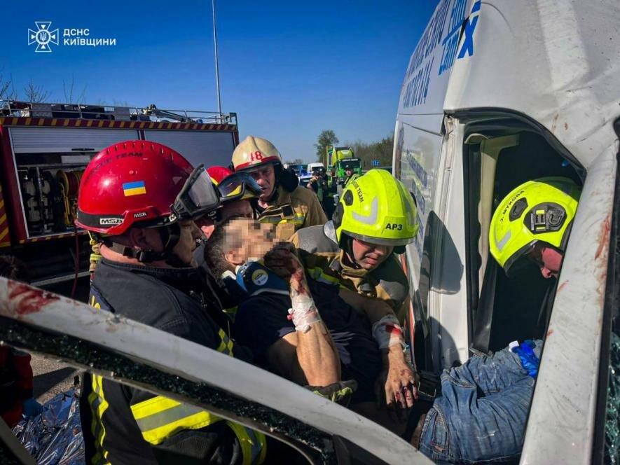 Жахлива ДТП на трасі Одеса—Київ: рятувальники витягли людей із понівеченого авто — ФОТО