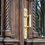 В Одесі на Великій Арнаутській відреставрували унікальні двері 1893 року — історична повернення (ФОТО)