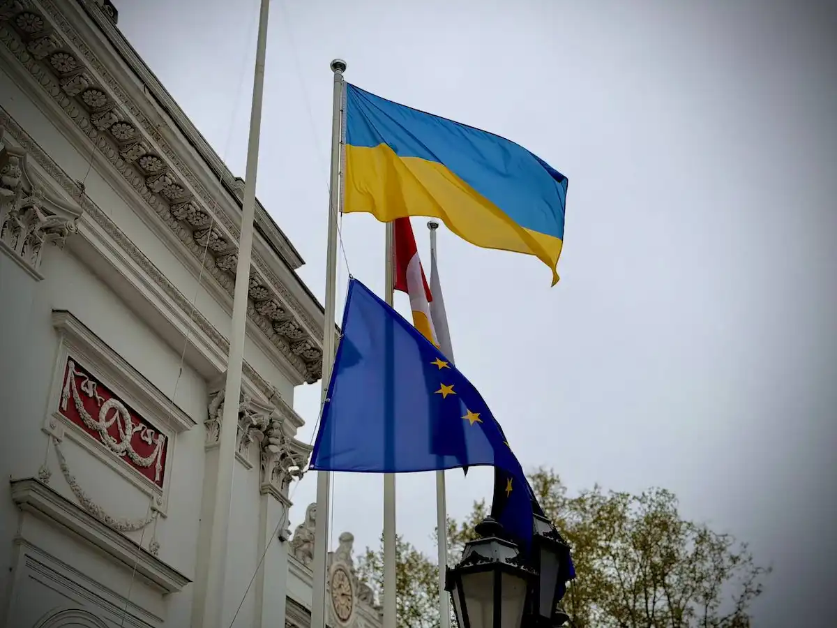 На Біржовій площі Одеси 9 травня підняли прапор ЄС і відкрили виставку