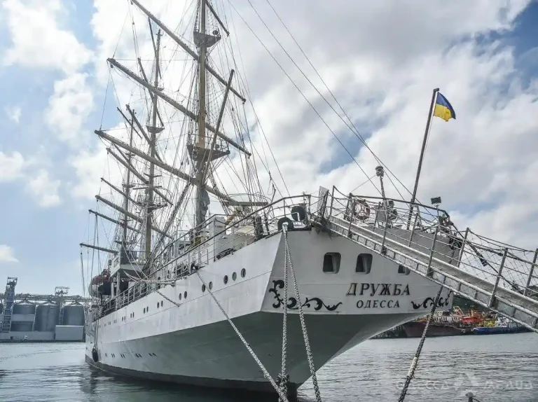 Морський удар пошкодив легендарний вітрильник «Дружба» в Одесі