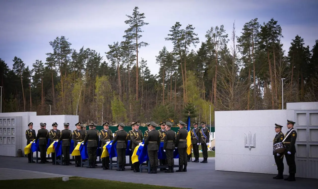 На Одещині провели в останню путь вісім невпізнаних захисників на меморіальному кладовищі