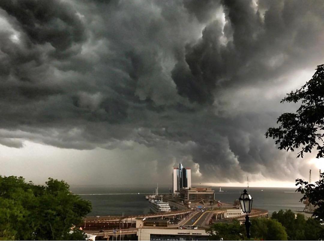 В Одесі оголосили штормове попередження через наближення гроз і сильних шквалів