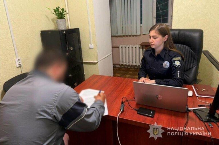 В Одесі чоловіку, який пошкодив бокове дзеркало поліцейської автівки, оголосили підозру