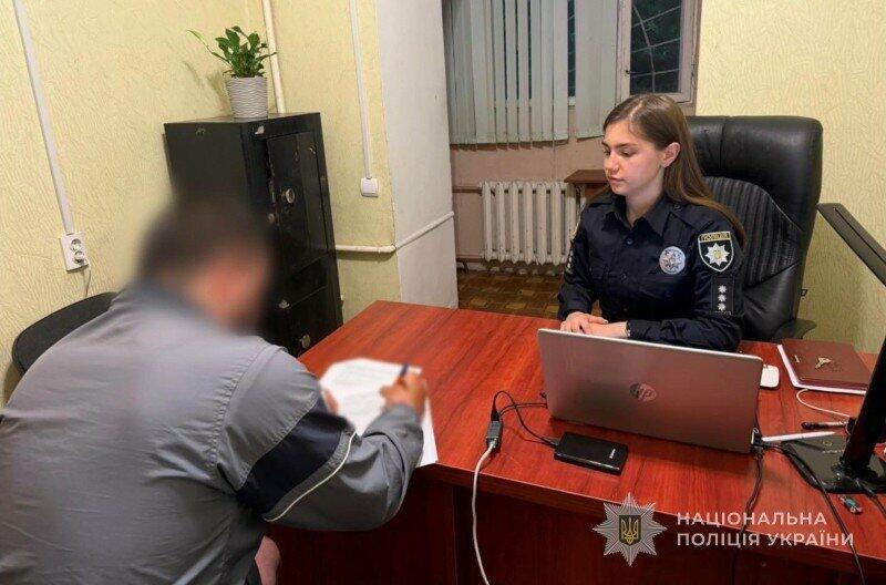 В Одесі чоловіку, який пошкодив бокове дзеркало поліцейської автівки, оголосили підозру