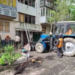 Після обстрілу в Одесі комунальники тимчасово закривають вибиті вікна та прибирають подвір’я (фото)