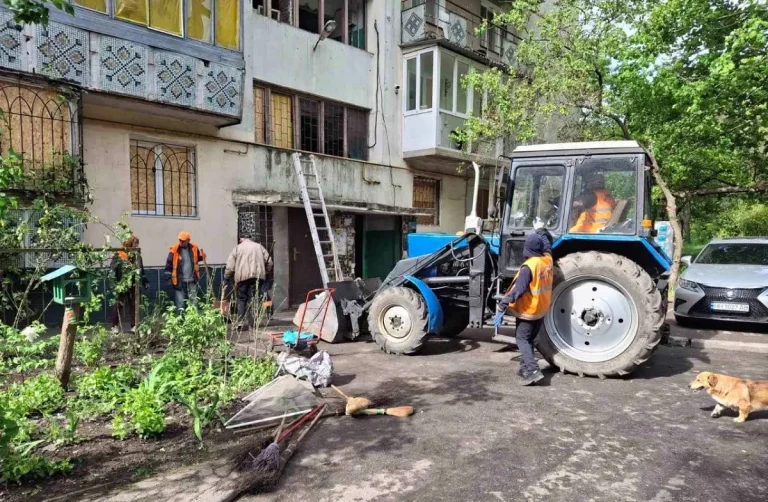 Після обстрілу в Одесі комунальники тимчасово закривають вибиті вікна та прибирають подвір’я (фото)